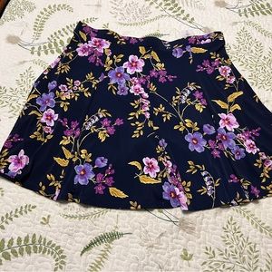 Beautiful Navy/floral Susan Graver Skort. Size L.  BNWOT